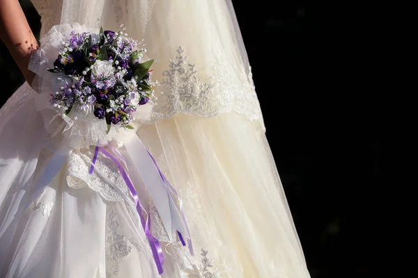 Wedding bouquet. Bride\'s flowers. Bridal flowers, wedding concept photo.