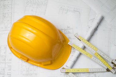 Sarı güvenlik kaskı beyaz arkaplanda izole edildi