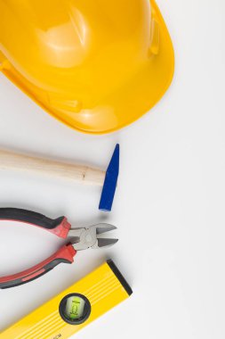 Sarı güvenlik kaskı beyaz arkaplanda izole edildi