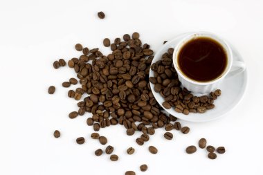 Beyaz zemin üzerine Türk kahvesi. Kahve çekirdekleri 