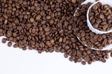 Beyaz zemin üzerine Türk kahvesi. Kahve çekirdekleri 