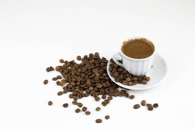 Beyaz zemin üzerine Türk kahvesi. Kahve çekirdekleri 