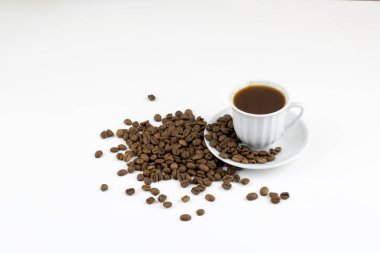 Beyaz zemin üzerine Türk kahvesi. Kahve çekirdekleri 