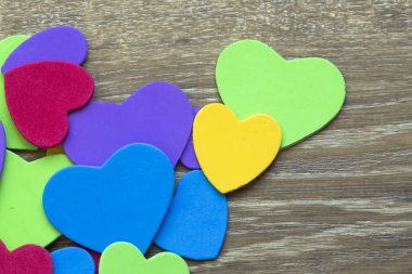 Renkli kalp figürü. Aşk sembolü kavram resmi. 