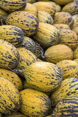 Taze organik meyve; Sarı Kavun pazarı, arka plan.