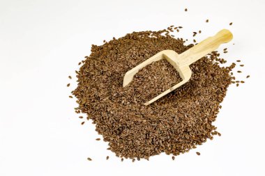 Linum usitatissimum Brown keten tohumu bilimsel adıdır. Olarak da bilinen keten tohumu, keten tohumu ve ortak keten. Tahıl, izole beyaz arka plan yığını.