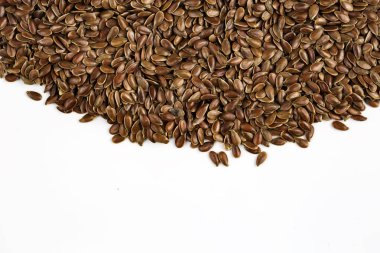 Linum usitatissimum Brown keten tohumu bilimsel adıdır. Olarak da bilinen keten tohumu, keten tohumu ve ortak keten. Tahıl, izole beyaz arka plan yığını.