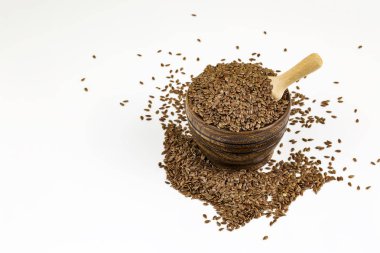 Linum usitatissimum Brown keten tohumu bilimsel adıdır. Olarak da bilinen keten tohumu, keten tohumu ve ortak keten. Tahıl, izole beyaz arka plan yığını.