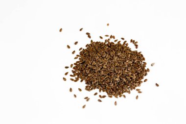 Linum usitatissimum Brown keten tohumu bilimsel adıdır. Olarak da bilinen keten tohumu, keten tohumu ve ortak keten. Tahıl, izole beyaz arka plan yığını.