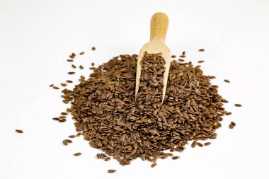 Linum usitatissimum Brown keten tohumu bilimsel adıdır. Olarak da bilinen keten tohumu, keten tohumu ve ortak keten. Tahıl, izole beyaz arka plan yığını.