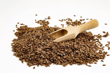 Linum usitatissimum Brown keten tohumu bilimsel adıdır. Olarak da bilinen keten tohumu, keten tohumu ve ortak keten. Tahıl, izole beyaz arka plan yığını.