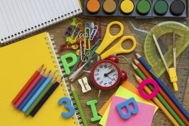 Okul ve ofis donanımları, kırtasiye malzemeleri. Renkli ileti örneği.