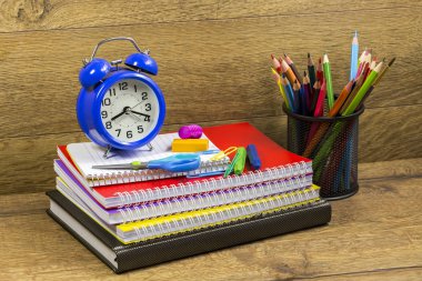 Okul ve ofis donanımları, kırtasiye malzemeleri. Renkli ileti örneği.