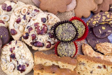 çeşitli taze pişmiş tatlı çörekler, üstten görünüm