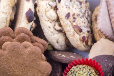 çeşitli taze pişmiş tatlı çörekler, üstten görünüm