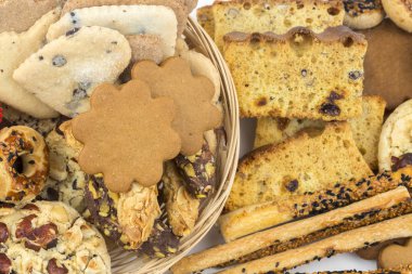 çeşitli taze pişmiş tatlı çörekler, üstten görünüm