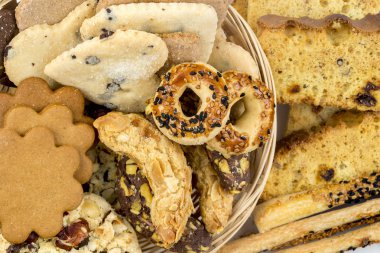 çeşitli taze pişmiş tatlı çörekler, üstten görünüm