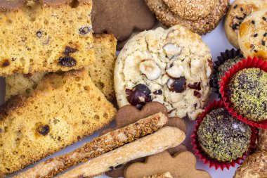 çeşitli taze pişmiş tatlı çörekler, üstten görünüm