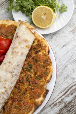 Geleneksel lezzetli Türk yemekleri; Pide, et ekmek (Lahmacun)
