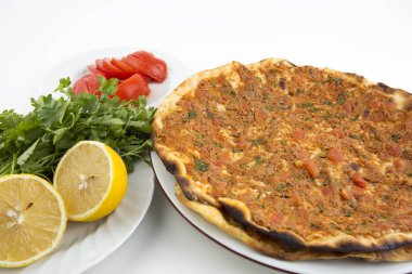 Geleneksel lezzetli Türk yemekleri; Pide, et ekmek (Lahmacun)