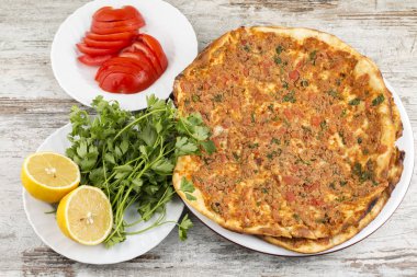 Geleneksel lezzetli Türk yemekleri; Pide, et ekmek (Lahmacun)