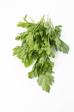 Beyaz arka planda yeşil maydanoz. 
