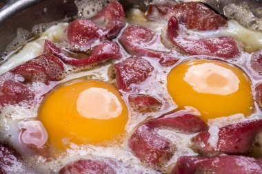 Yumurta ile geleneksel lezzetli Türk pastırma pastırma.