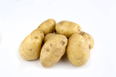 Taze organik sebze; beyaz zemin üzerine patates.