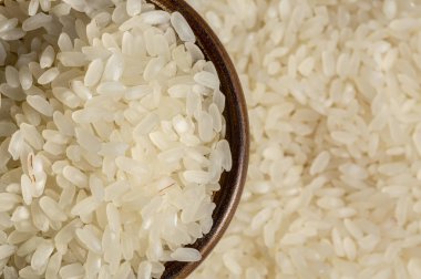 Üstten Görünüm bir yığın ham kaynatılmış pirinç beyaz arka plan üzerinde izole. Sağlıklı gıda. Yakın, yüksek çözünürlüklü ürün