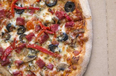 Sıcak ev yapımı biberli Pizza yemeye hazır