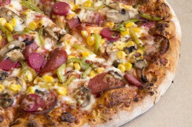 Sıcak ev yapımı biberli Pizza yemeye hazır