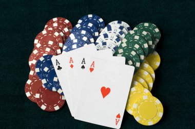 Poker oynayan ve kartlara bakan kişi