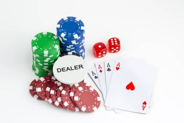 Beyaz arka plan üzerinde Poker fişleri. Casino kavramı.