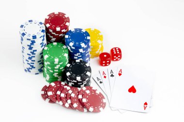 Beyaz arka plan üzerinde Poker fişleri. Casino kavramı.
