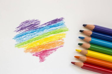 Beyaz arka plan üzerinde renkli gökkuşağı şekil