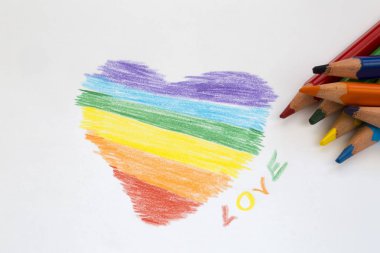 Beyaz arka plan üzerinde renkli gökkuşağı şekil