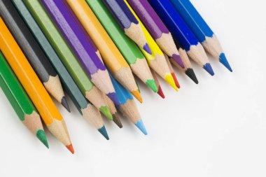 Beyaz arka plan üzerinde izole renkli kalemler