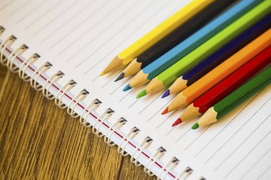 Beyaz arka plan üzerinde izole renkli kalemler