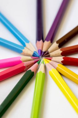 Beyaz arka plan üzerinde izole renkli kalemler