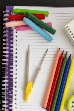 Beyaz arka plan üzerinde izole renkli kalemler