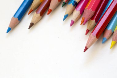 Beyaz arka plan üzerinde izole renkli kalemler