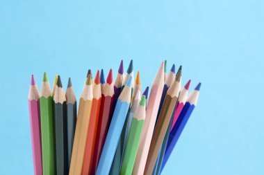 İzole mavi arka plan üzerinde renkli kalemler