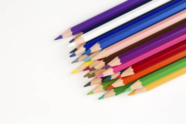 Beyaz arka plan üzerinde izole renkli kalemler