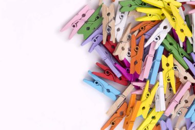 Beyaz bir arka plan üzerinde renkli ahşap giysi mandal.