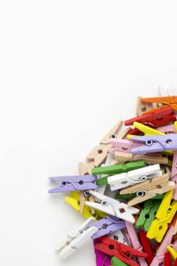 Beyaz bir arka plan üzerinde renkli ahşap giysi mandal.