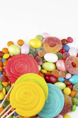 Renkli lolipoplar ve farklı renkte yuvarlak şekerler. Üst görünüm.