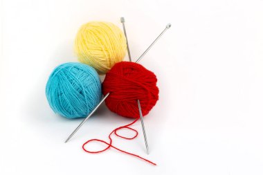 Arkaplan olarak renkli yün yumakları yakın çekim