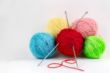 Arkaplan olarak renkli yün yumakları yakın çekim