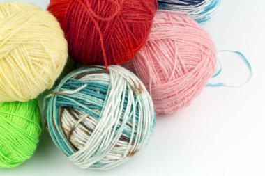 Arkaplan olarak renkli yün yumakları yakın çekim