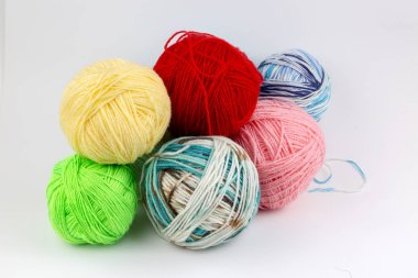 Arkaplan olarak renkli yün yumakları yakın çekim